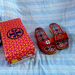 Tory Burch Size 6 Sandles in Equestrian Orange